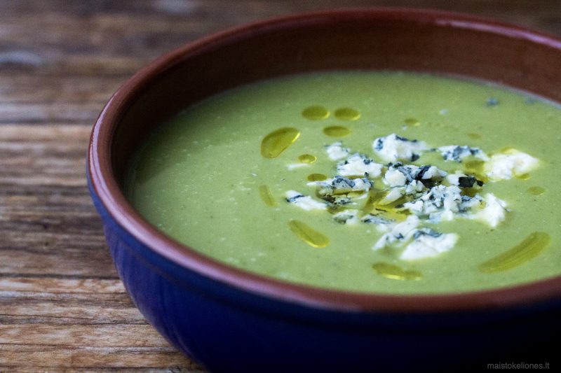 rinta-brokoliu-ir-pelesinio-surio-sriuba