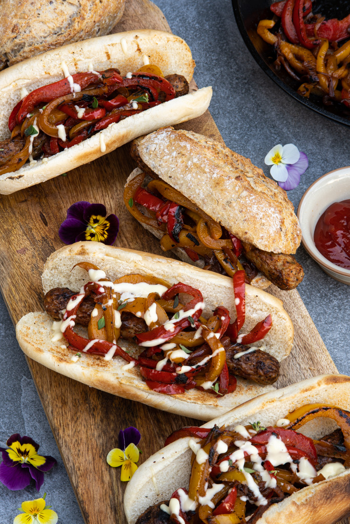 hotdogai - dešrainiai su karamelizuotais svogūnais ir paprikomis
